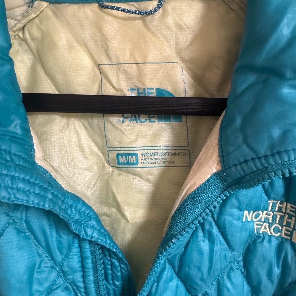 The North Face Women's Blue Quilted Jacket - Picture 2 of 3